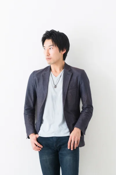 Man in jeans, a t-shirt and a blazer